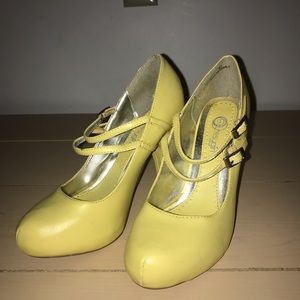 Cute Yellow Pumps